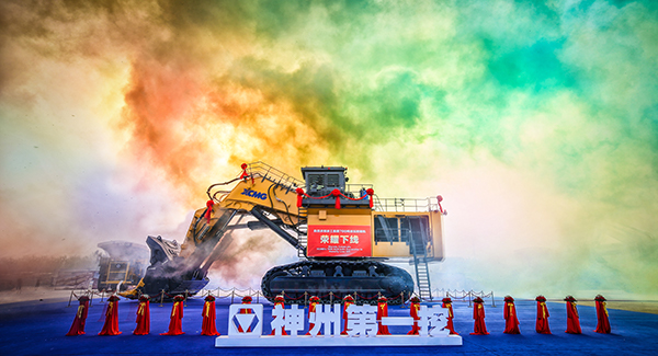 “神州第一挖”徐工700噸級液壓挖掘機(jī)下線，標(biāo)志著中國成為世界上繼德國、日本、美國后，第4個(gè)具備700噸級以上液壓挖掘機(jī)研發(fā)制造能力的國家