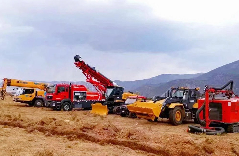 徐工參與空地聯(lián)合營救滅火、“孤島”救援、堰塞湖險情處置等實戰(zhàn)演練。