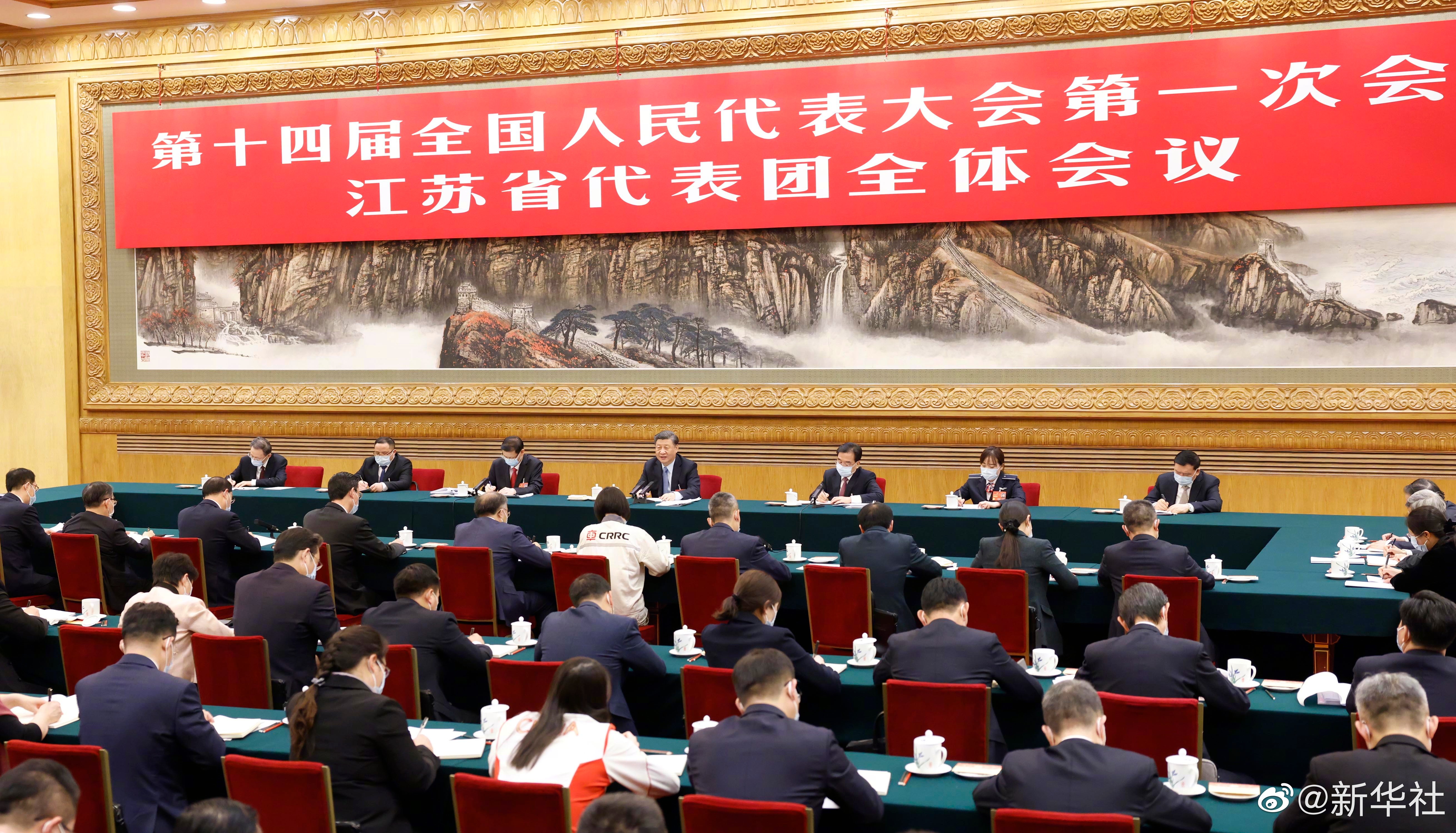 習(xí)近平總書記參加江蘇代表團(tuán)審議，現(xiàn)場聽取徐工集團(tuán)匯報(bào)發(fā)言，對徐工五年發(fā)展給予充分肯定和殷切期望