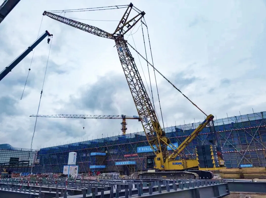 “鋼”鐵的意志！徐工XGC320履帶起重機(jī)參建大跨度鋼結(jié)構(gòu)工業(yè)廠房