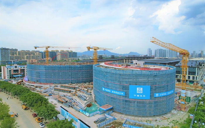 逐浪揚(yáng)帆，徐工塔機(jī)吊起蒼南大劇院“鋼鐵脊梁”