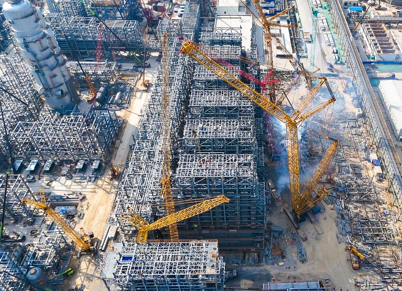 總重9000噸！XGC12000助力大型石化乙烯項(xiàng)目對(duì)流段模塊吊裝