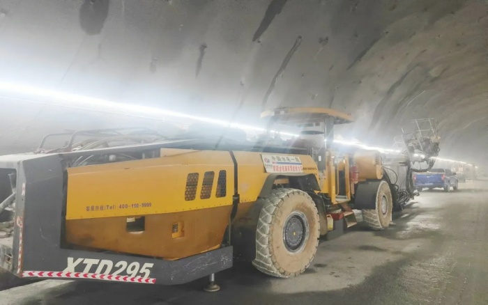 高壓高海拔！徐工鑿巖臺(tái)車挑戰(zhàn)高難度鐵路隧道