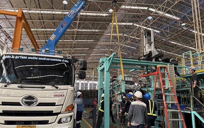 隨車吊界 “卷王” 現(xiàn)身東南亞廠房，一機(jī)頂十臺(tái)