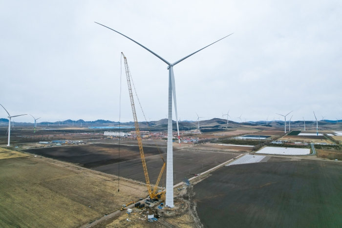 高空之巔，再鑄榮光！XLC18000M助力大型風(fēng)電場(chǎng)首臺(tái)185米風(fēng)機(jī)成功吊裝