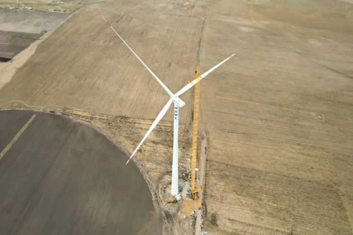 高空之巔，再鑄榮光！XLC18000M助力大型風(fēng)電場(chǎng)首臺(tái)185米風(fēng)機(jī)成功吊裝
